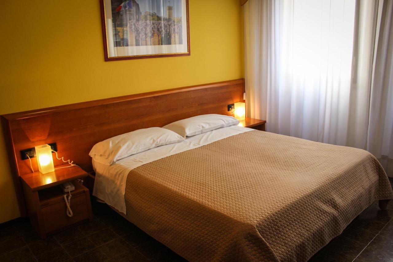 אסטה Hotel Centrale מראה חיצוני תמונה