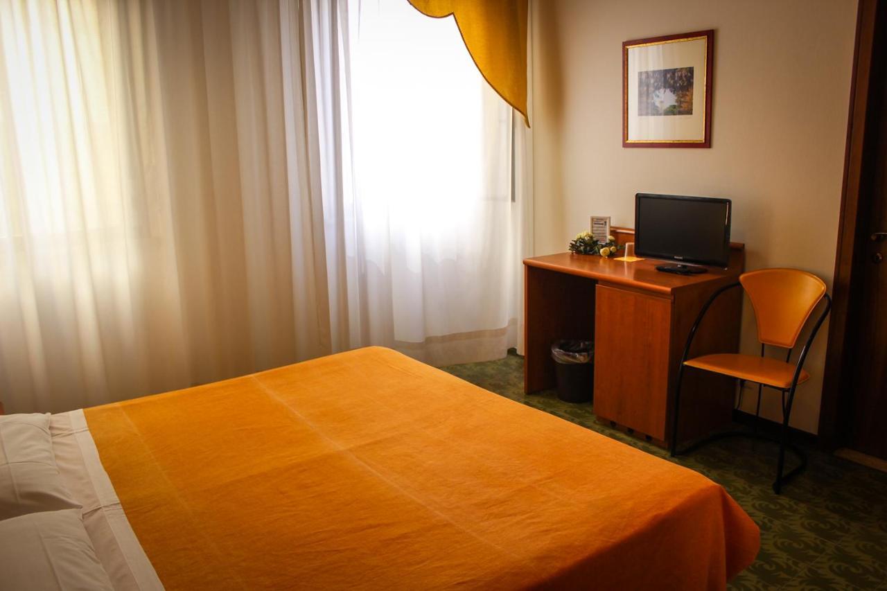 אסטה Hotel Centrale מראה חיצוני תמונה